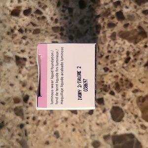 Ivory 2:Luminous-Wear Liquid Foundation